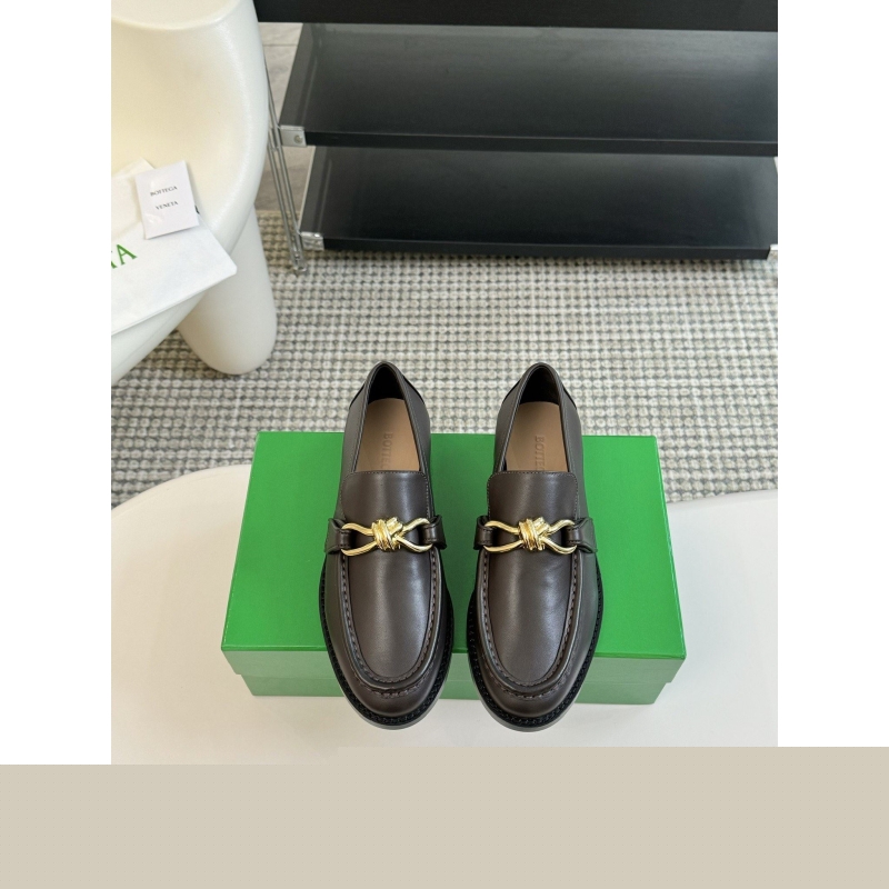 bo*te*ga Ve*ne*ta leather shoes